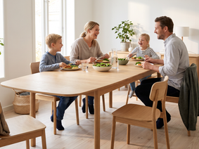 Moderner Familien-Esstisch aus Naturholz mit abgerundeten Ecken in einem lichtdurchfluteten Essbereich