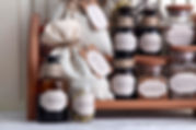 Apothekerflaschen im Regal