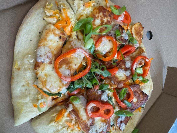 Picture of a pizza create by Daily Dish Delivery catering.