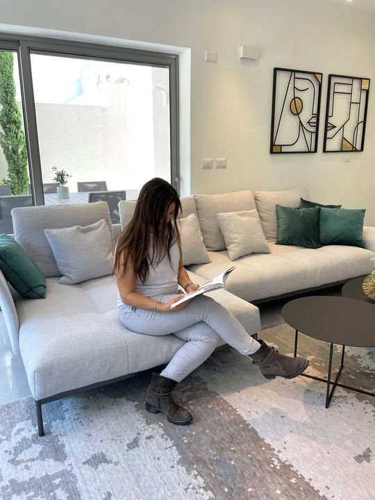 מעצבת פנים מיכל שוחט לסגנון מודרני חם 