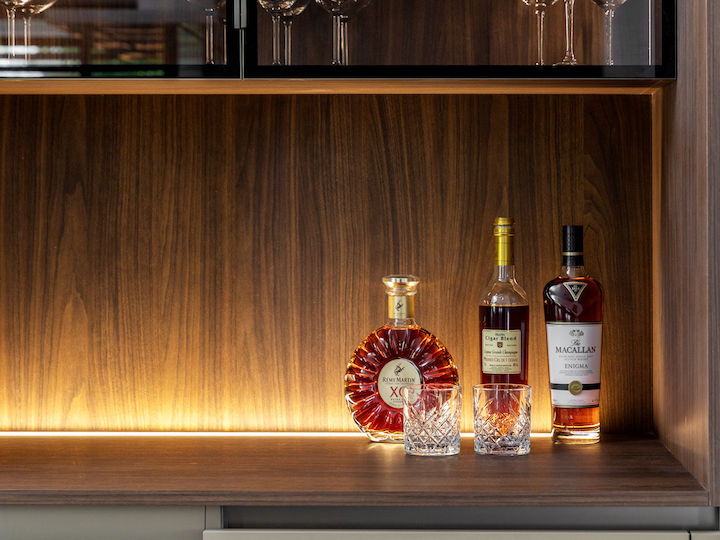 שילוב מקרר יין אינטגרלי בתכנון מטבח. מקרר יין מתוצרת vintec.