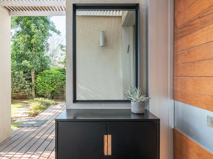 ארון לאיחסון נעלים עם מראה .בתכנון אישי בכניסה לבית פרטי ארון נעלים תוכנן מעץ mdf צבוע בתנור.