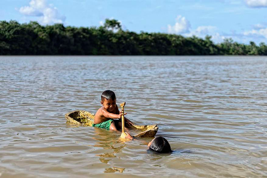 Crianças ribeirinhas brincando