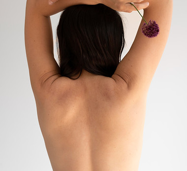 femme-posant-avec-confiance-dans-le-nu-e