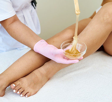 un-employe-d-un-salon-de-beaute-applique-une-pate-a-sucre-pour-enlever-les-poils-d-un-bol-