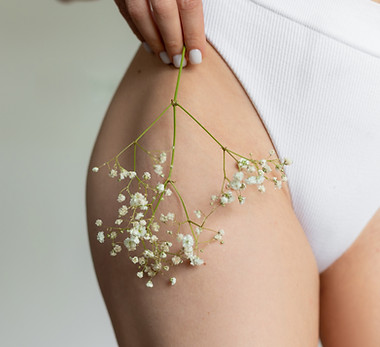 l-accent-est-mis-sur-la-fleur-delicate-de-la-gypsophile-blanche-pressee-contre-la-peau-sai
