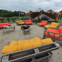 Préparation du lieu de l'anniversaire avec la pose de mobilier