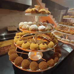 Préparation des pièces montées pour des 50 ans à Lancieux