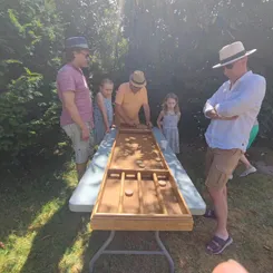 Toute une famille jouant à des jeux lors d'un évènement familiale