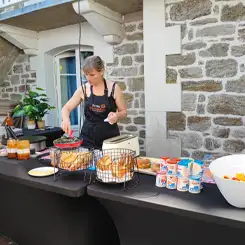 Fabrication artisanale de galette par Breizh Gourmandises, traiteur à Pleurtuit