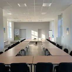 Salle de réunion pour le séminaire au zoo de la Bourbansais par Impulsion Évènements