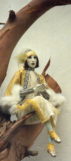 Mujer de amarillo