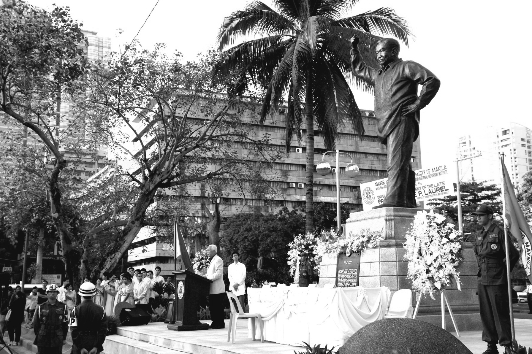 Jose Mendoza sculpture