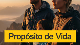 Casal em família, em um pico de montanha ou em um campo aberto, olhando o horizonte, com uma expressão de reflexão e autoconhecimento