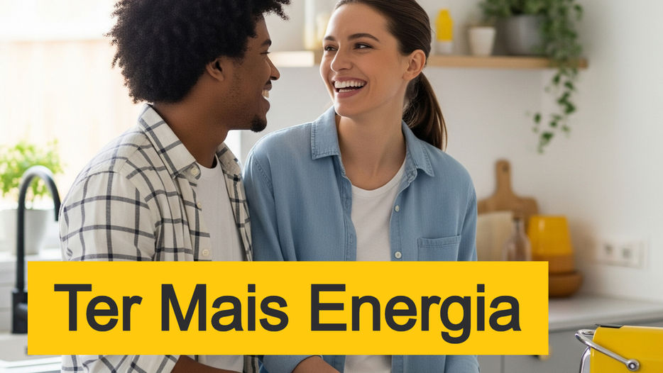 Casal sorrindo e compartilhando um momento de energia e alegria na cozinha, simbolizando como combater o cansaço e ter mais disposição
