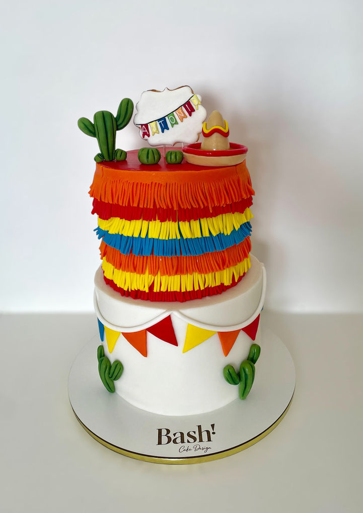 Bolo colorido com tema festa mexicana, cactos, bandeirolas e chapéu decorativo
