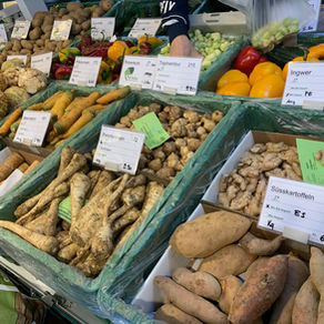 Eine Gemüseauslage bei dem Gemüsehändler.