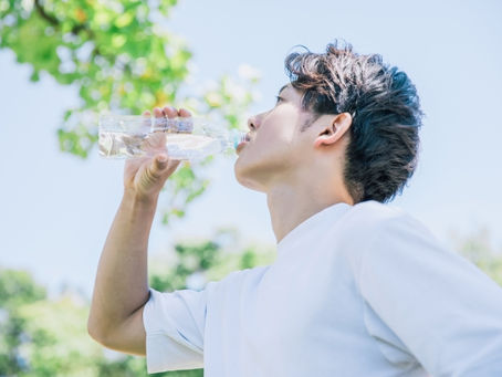 水を飲む男性