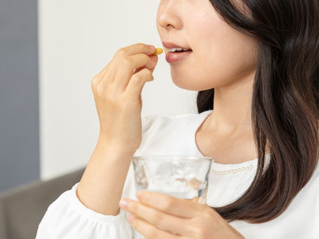薬を飲む女性
