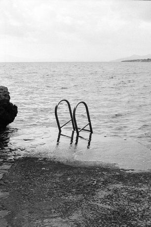 the sea‘s gloss in b/w
