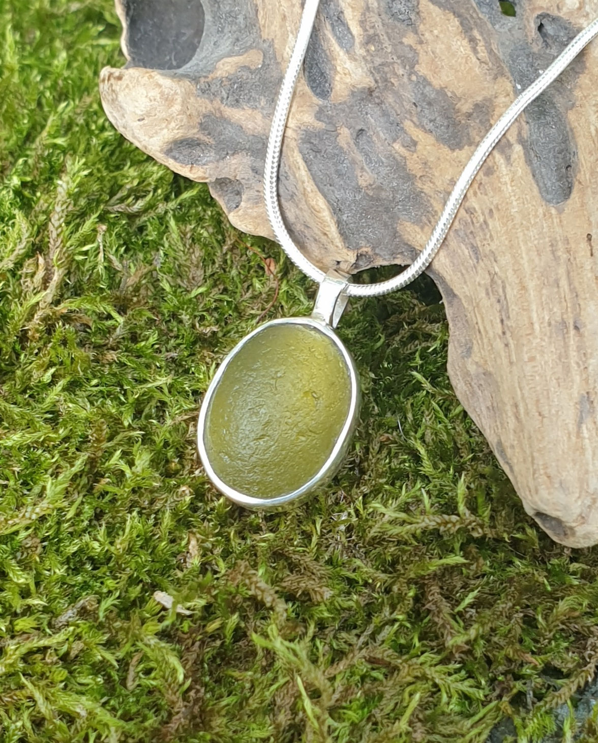 Bezel-set pendant and chain