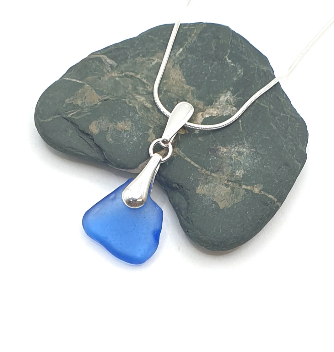 Blue pendant and chain