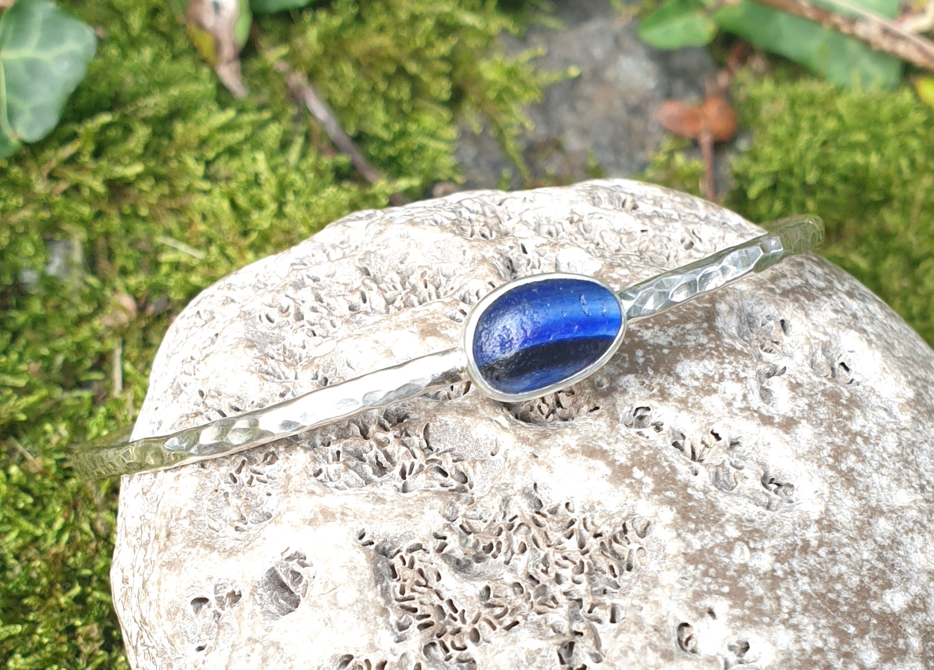 Handmade bangle with bezelled seaglass charm (M/L)
