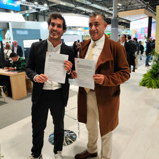 Oscar Lugo Velázquez Firmando certificarse como un destino ideal para la comunidad LGBT.