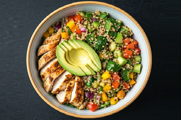Ensalada de quinoa con pollo a la parrilla, aguacate y vegetales frescos. Una opción saludable, nutritiva y deliciosa para cualquier comida.