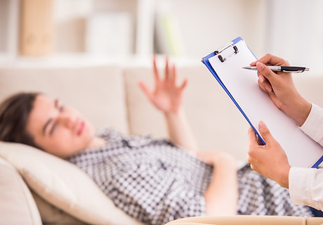 psychologist-having-session-with-her-pat