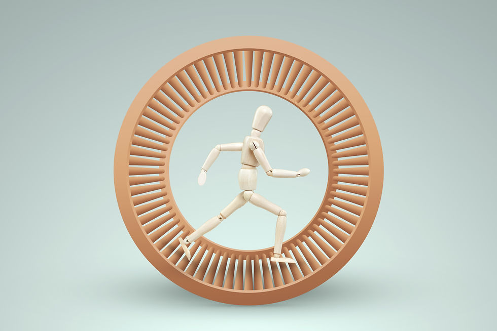 Человек бежит в колесе для хомяка