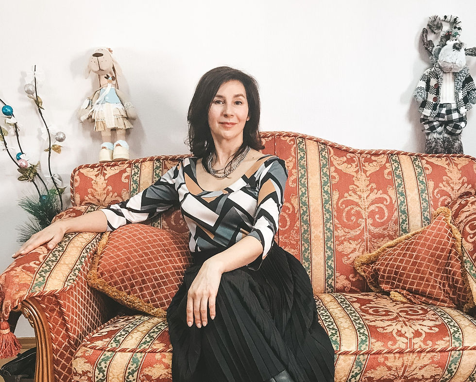 Женщина психолог на диване