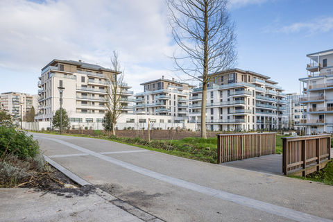 Photo d'immeubles et espace extérieur appartenant à la même opération.