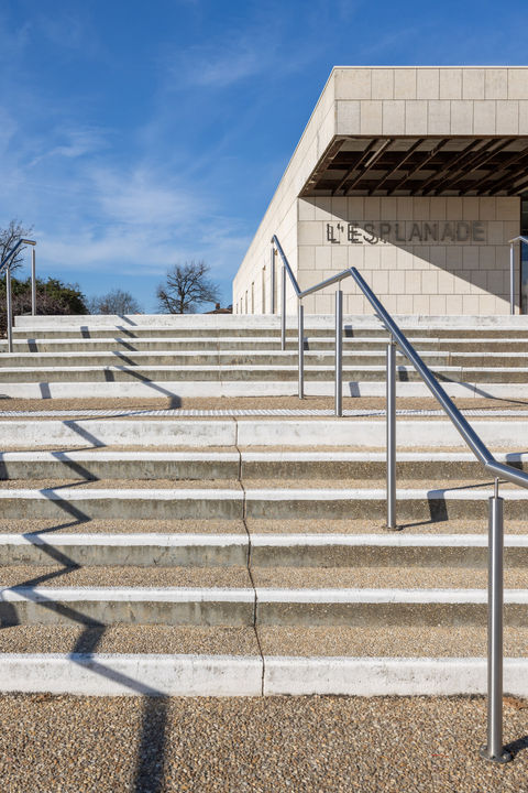 Photographie architectural d'escalier avec le bâtiment en arrière plan et l'utilisation d'ombre pour le mettre en avant. 