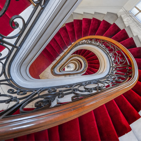 grand escalier dans un immeuble de prestige