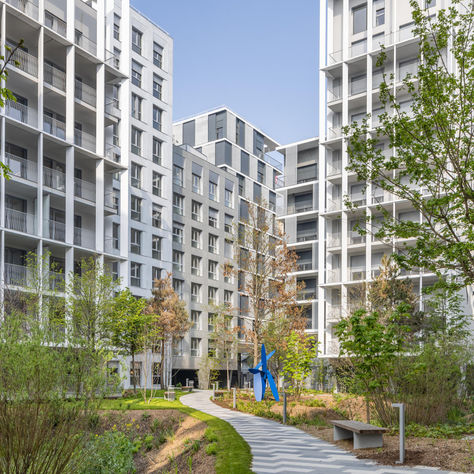 Ensemble d'immeubles dans un parc arboré