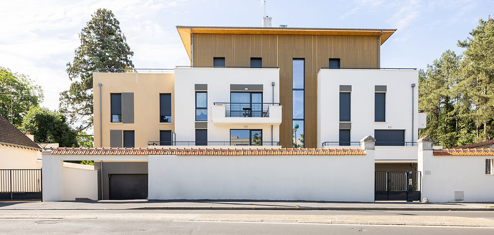 Façade de bâtiment moderne prise parfaitement de face avec une symétrie centrale