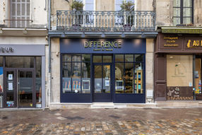 Façade du salon de beauté "DIFFERENCE Maison de Beauté" avec vitrines et commerces adjacents.