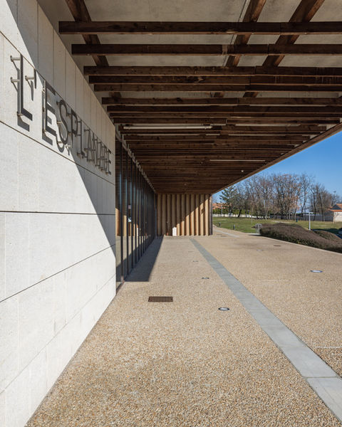 Photo de détail du texte l'esplanade écrit sur la devanture d'un bâtiment.