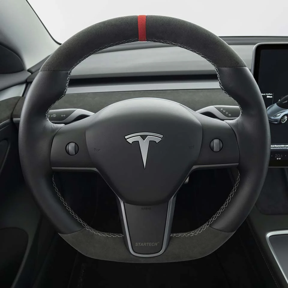 Installation à domicile d'un volant personnalisé Tesla