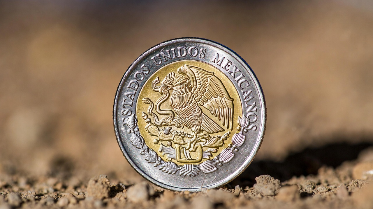 El peso mexicano cede terreno ante la Fed y la crisis energética