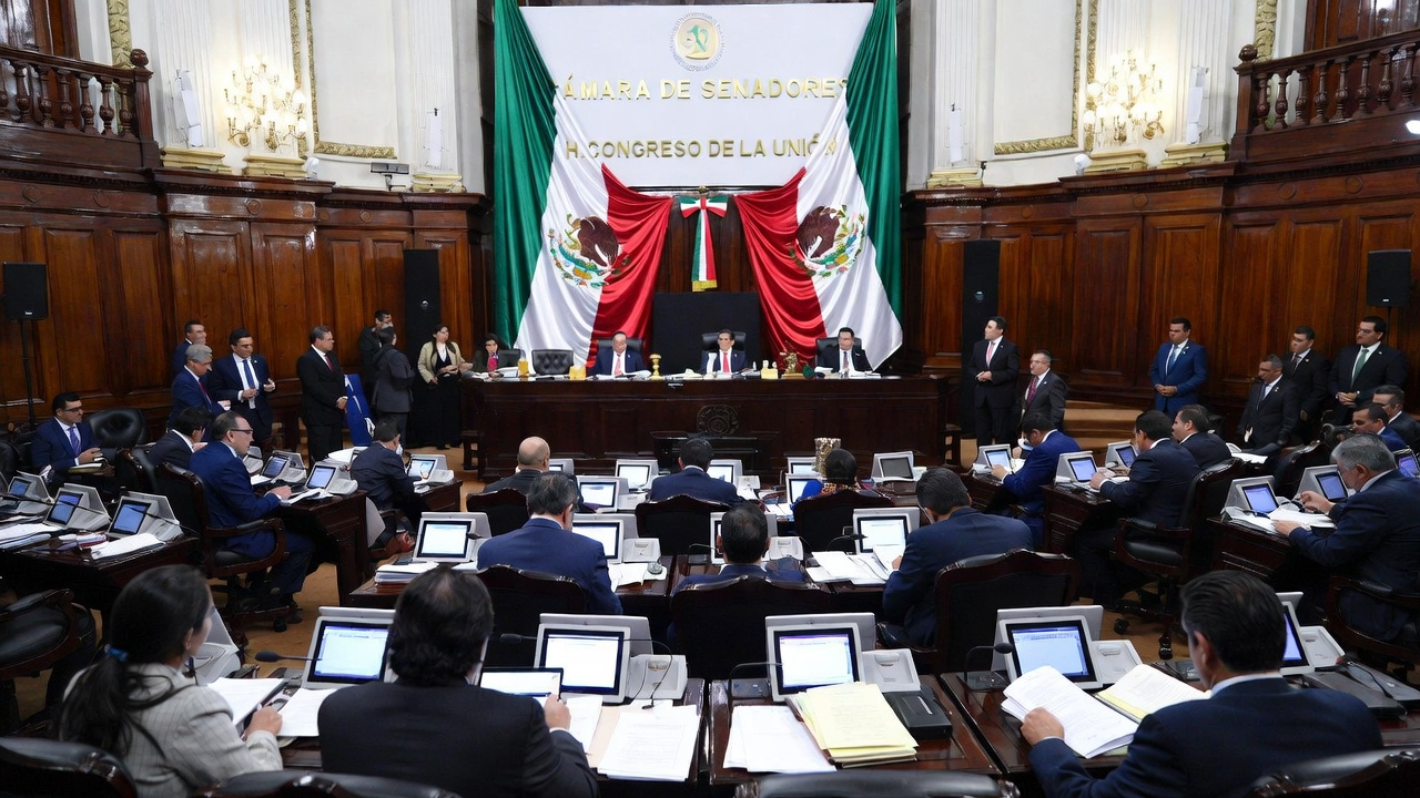 Senado de México inicia debate para topar pensiones de lujo en el artículo 123