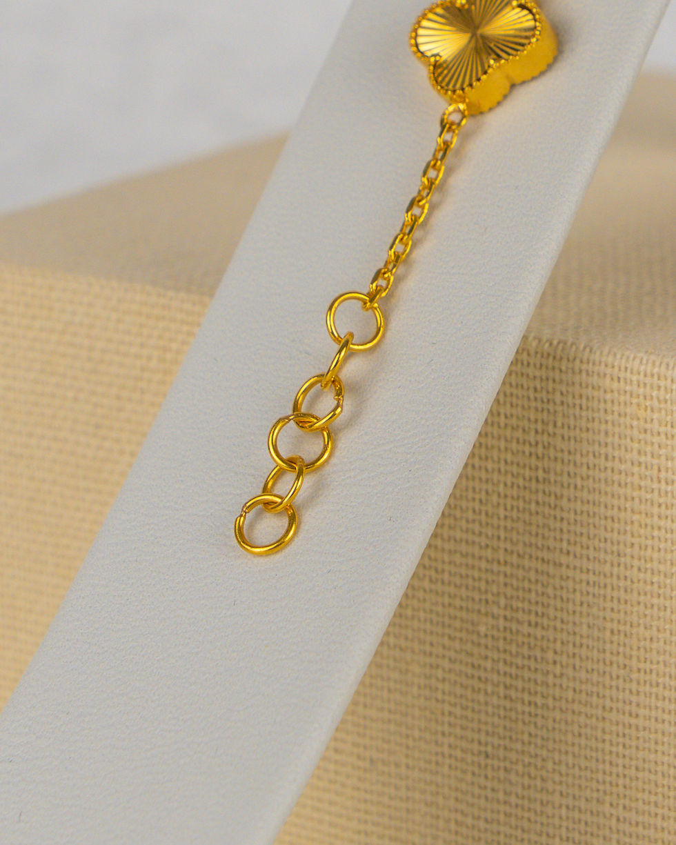 Miniaturbild: Feine Gliederkette eines 22 Karat Goldarmbands mit Gegenstück des Karabinerverschlusses