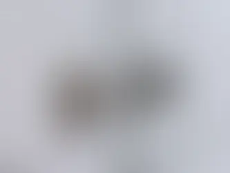Beyaz dolap kapağına takılmış 90 derece menteşe