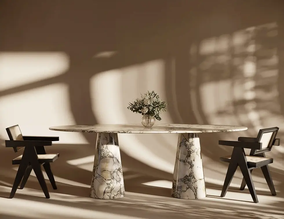 Modern yemek odası: mermer oval masa ve iki adet koyu ahşap sandalye.