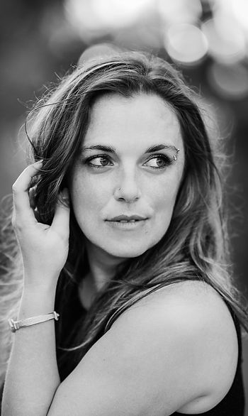 Portrait de Karine Brunelle, photographe spécialisée en mariage, maternité et famille en Montérégie