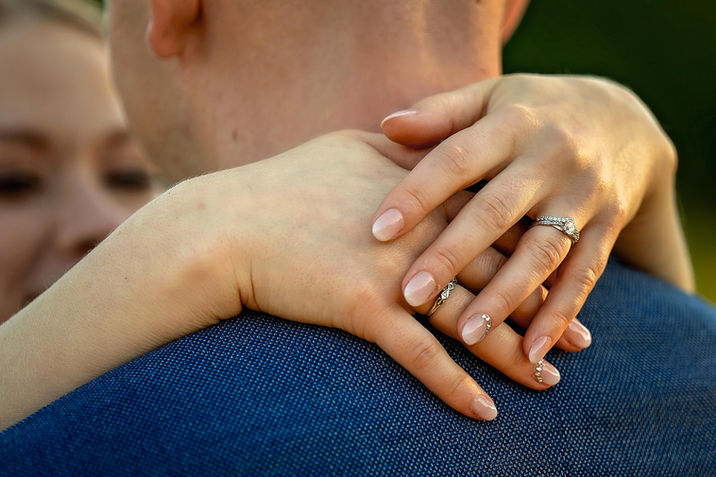 Détail des alliances pendant une séance photo de mariage