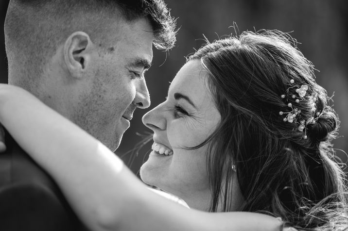 Moment tendre entre les mariés pendant leur journée de mariage