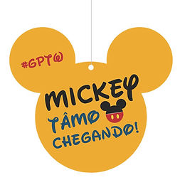 O Mobile é ideal para quem quer destacar seus produtos ou passar uma mensagem objetiva a seus clientes em potencial. Ele tem um design de alto impacto com formato diferente e pode ser suspenso no teto da loja por fios de cordão ou nylon, para chamar a atenção dos clientes. Além disso, é feito de material leve e possui impressões de alta qualidade em PS, PVC e papel.