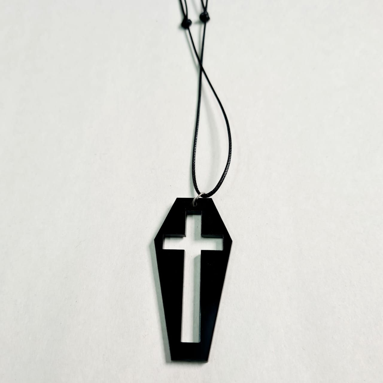 Colar Caixão com Cruz Preto C025